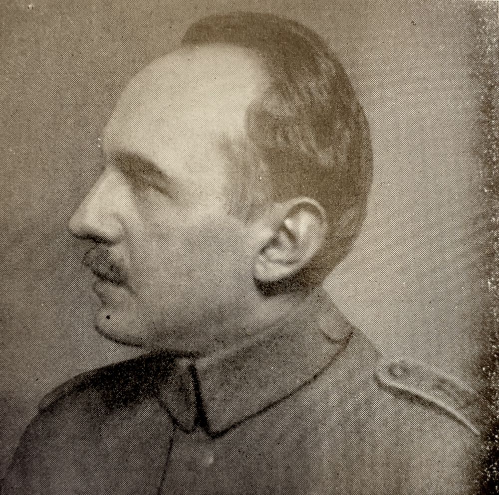 Profilbild eines Mannes in Uniform, er blickt nach links