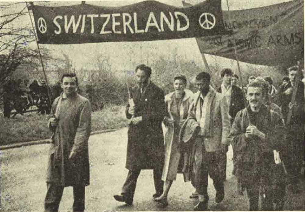 Eine Schweizer Gruppe protestiert 1961 am Ostermarsch in England gegen Atomwaffen.